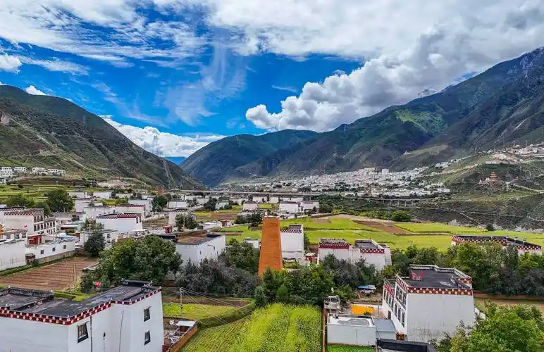 Daocheng Tibetan Village